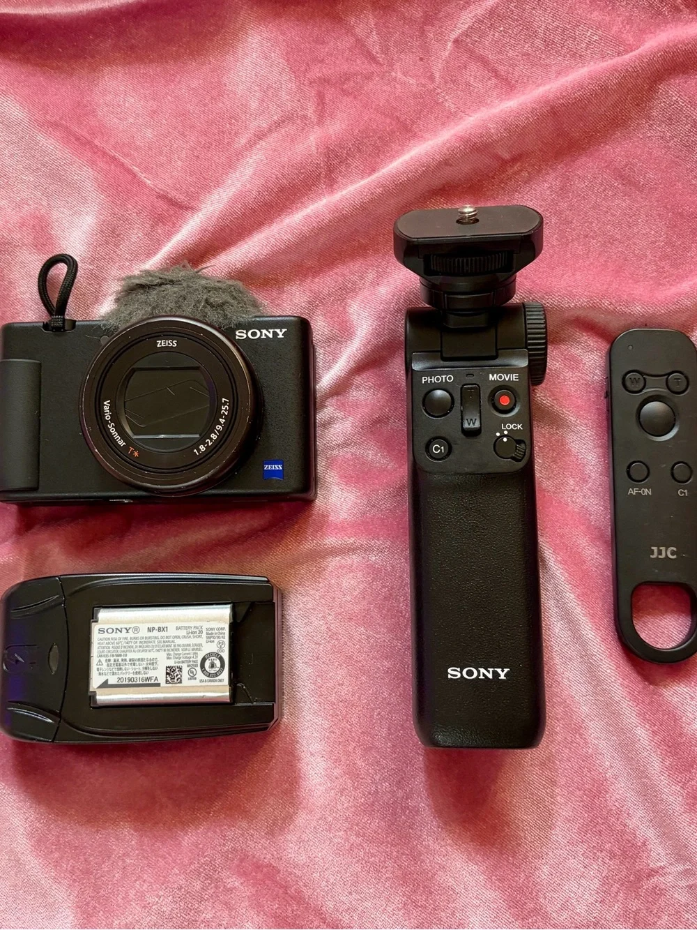Sony Black Compact Digital Camera with ZEISS Lens and Black Strap - Picture 4 of 4